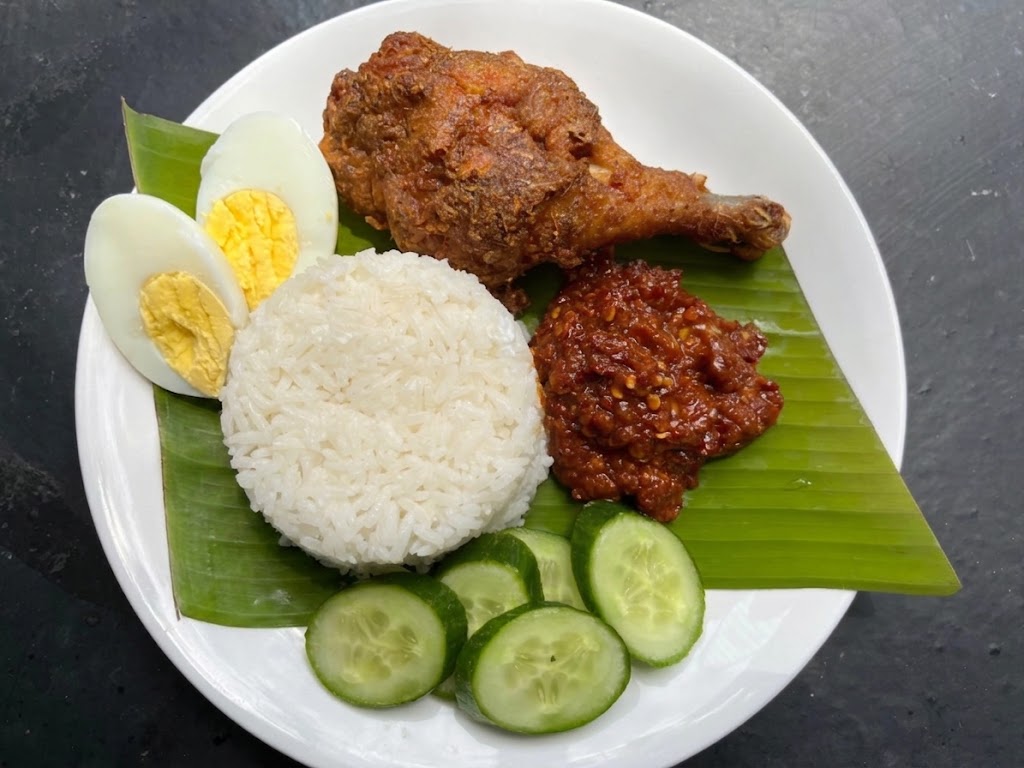 Nasi Lemak Special (มีไก่ทอด)